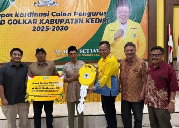 Cak Hadi Serahkan 1 Unit Combine Harvester ke Poktan Sonorejo