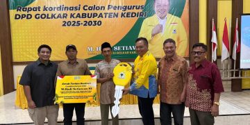 Cak Hadi Serahkan 1 Unit Combine Harvester ke Poktan Sonorejo
