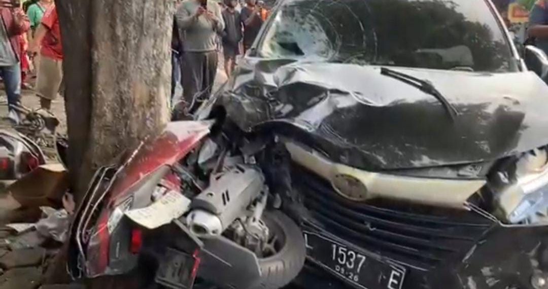 Avanza Hantam Enam Motor di Plandi Jombang, Satu Orang Tewas di Lokasi