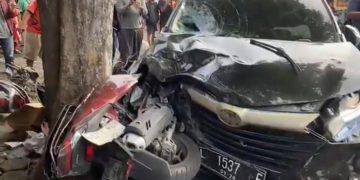 Avanza Hantam Enam Motor di Plandi Jombang, Satu Orang Tewas di Lokasi