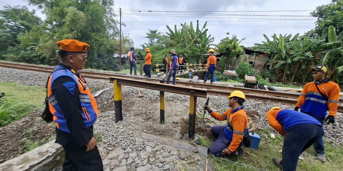 KAI Daop 7 Madiun Tutup Permanen Perlintasan Liar di Kediri, Tegaskan Komitmen Keselamatan Perjalanan Kereta Api
