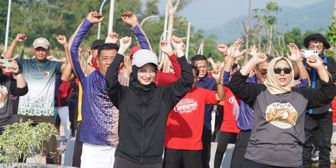 Wali Kota Kediri Ajak Warga Senam Bersama, Sekaligus Edukasi Sanitasi di Taman Ramah IPLT Campurejo