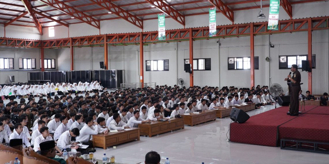 Kejati Jatim Bekali Santri Ponpes Al Ubaidah Nganjuk dengan Wawasan Kebangsaan untuk Tangkal Radikalisme