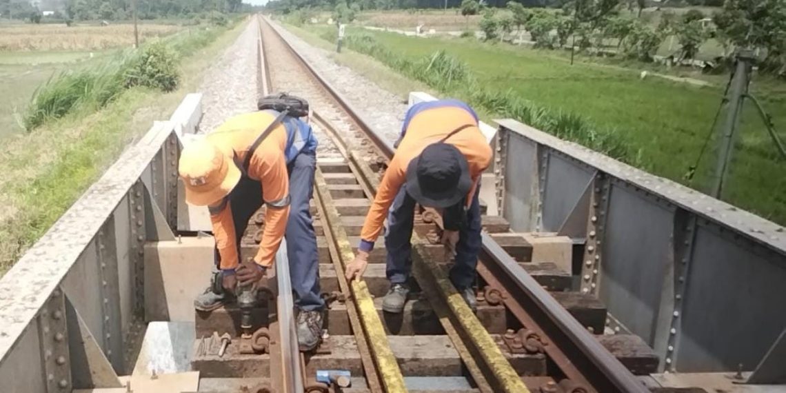 Baut Penambat Rel Dicuri, KAI Daop 7 Madiun Bergerak Cepat Lakukan Perbaikan di Jalur Blitar–Rejotangan