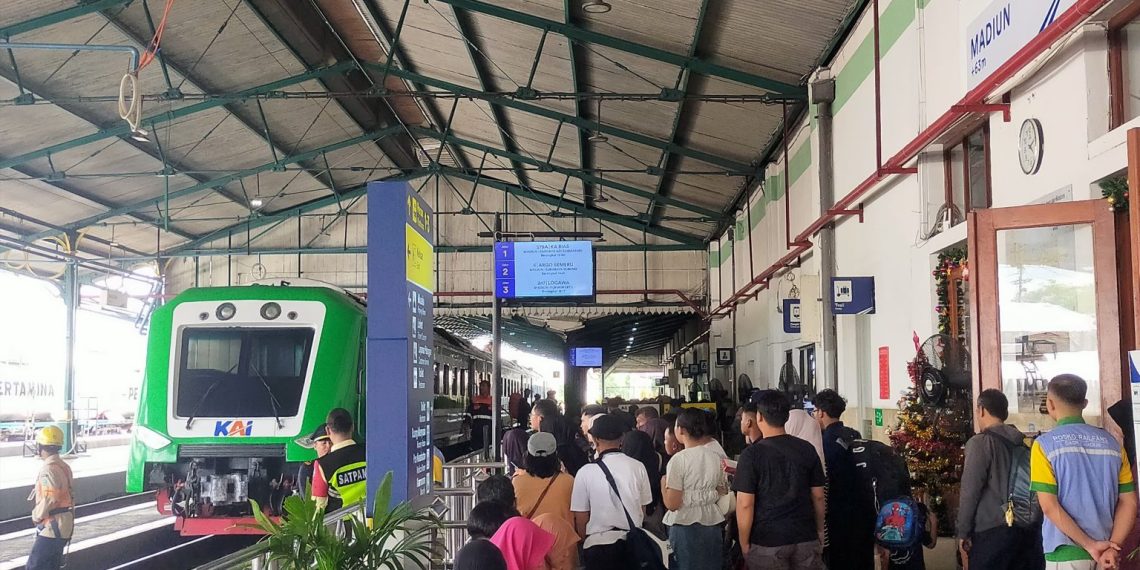 Kereta Api Lokal Bias Jadi Andalan Transportasi Nataru, Okupansi Tembus 148 Persen
