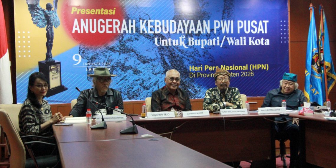 Sepuluh Kepala Daerah dan Tiga Wartawan Senior Raih Trofi Abyakta pada HPN 2026