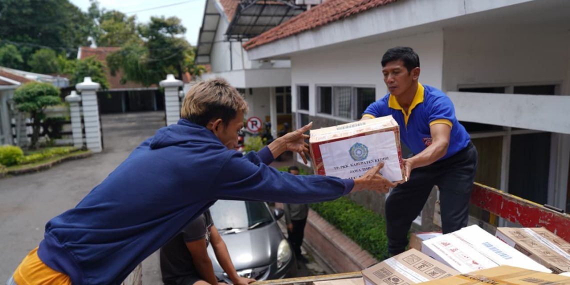 Pemkab Kediri Berangkatkan Bantuan Logistik untuk Korban Banjir Bandang di Sumatra