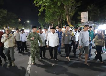 Bupati Jombang Warsubi Tinjau Car Free Night