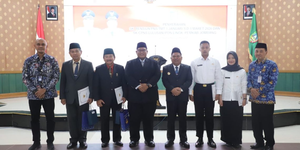 Wabup Jombang Serahkan SK Purna Tugas dan SK CPNS Lulusan IPDN