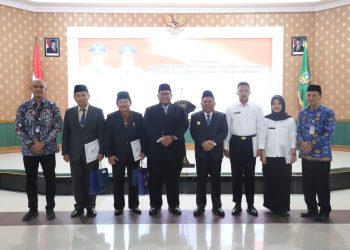 Wabup Jombang Serahkan SK Purna Tugas dan SK CPNS Lulusan IPDN