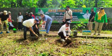 Aksi Tanam Pohon dan Tebar Benih Ikan di Sendang Slaji Warnai Peringatan HMPI, HCPSN, dan HAB ke-80 di Jombang
