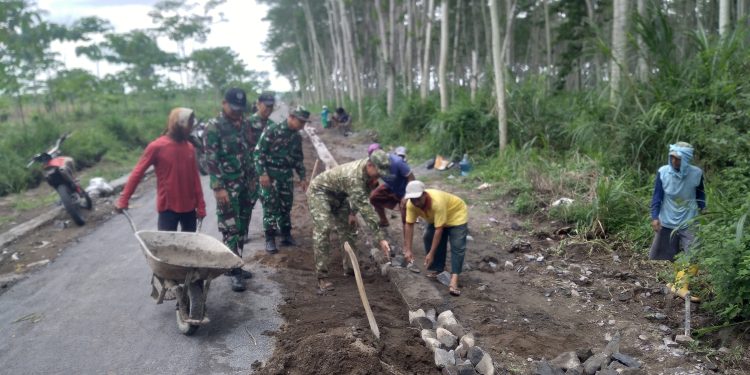 Tinjau TMMD ke-127 di Desa Gadungan, Dandim Kediri Pastikan Progres Fisik Capai 60 Persen