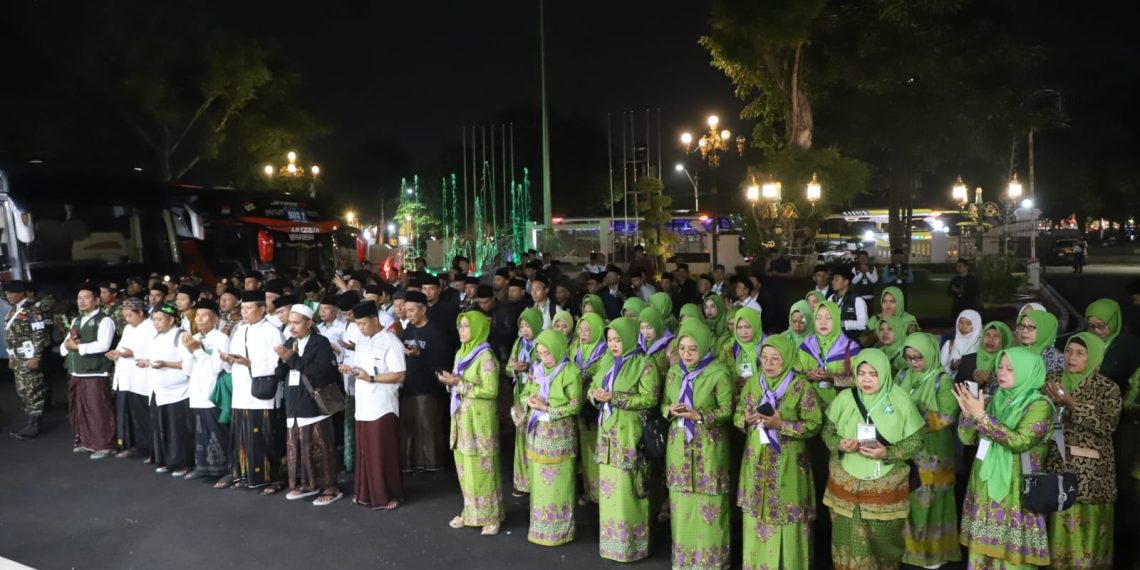 Lepas 1.500 Jemaah ke Malang, Bupati Warsubi Harapkan Mujahadah Kubro Perkuat Sinergi Ulama dan Umaro