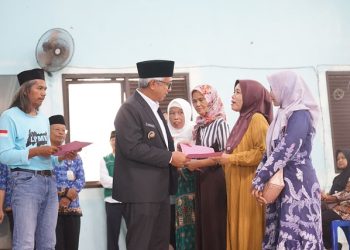 Gus Qowim Serahkan Bantuan Hari Ibu untuk Perempuan Kepala Keluarga di Kediri