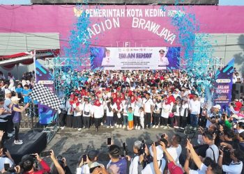 Jalan Sehat HUT KORPRI dan PGRI di Kediri, Mbak Wali dan Gus Qowim Lepas 8.000 Peserta