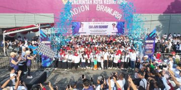 Jalan Sehat HUT KORPRI dan PGRI di Kediri, Mbak Wali dan Gus Qowim Lepas 8.000 Peserta