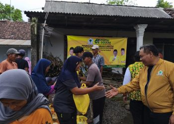 Cak Hadi Turun Langsung Bantu Warga Klampisan dalam Rangka HUT ke-61 Partai Golkar