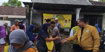Cak Hadi Turun Langsung Bantu Warga Klampisan dalam Rangka HUT ke-61 Partai Golkar