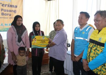 M. Sarmuji Salurkan Bantuan Pasang Baru Listrik untuk 75 Warga Kurang Mampu di Kediri