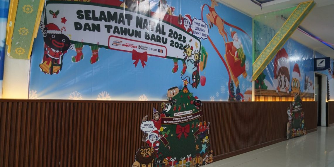 KAI Daop 7 Madiun Hadirkan Ornamen Natal & Tahun Baru, Tambah Pojok Baca di Stasiun