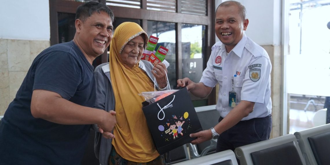 Hari Ibu, KAI Daop 7 Madiun Gelar Sapa Pelanggan di Stasiun Madiun