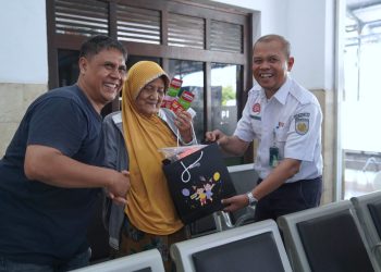 Hari Ibu, KAI Daop 7 Madiun Gelar Sapa Pelanggan di Stasiun Madiun