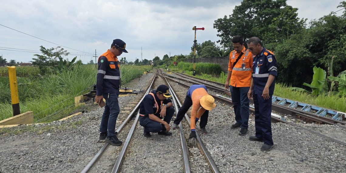 VP KAI Daop 7 Madiun Tilik Lintas dan Pantau Daerah Rawan Demi Keselamatan Nataru