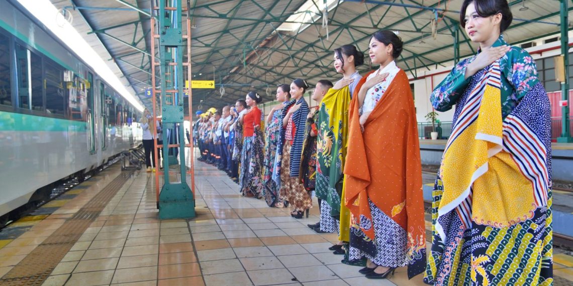 Hari Ibu, KAI Daop 7 Madiun Gelar Fashion Batik dan Bazar UMKM di Stasiun Madiun