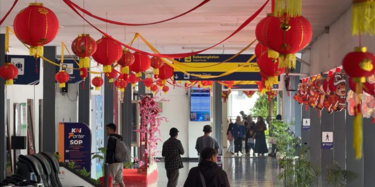 Rayakan Imlek 2577, KAI Daop 7 Madiun Hadirkan Photobooth Kuda Api yang Ikonik