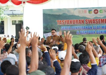 Dukung Regenerasi, Bupati Kediri Beri Bantuan Khusus untuk Petani Milenial di Bawah 30 Tahun