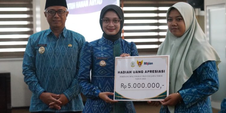 Apresiasi Kafilah MTQ Jatim 2025, Wali Kota Kediri Serahkan Hadiah Uang Tunai dan Motivasi Menuju 2027