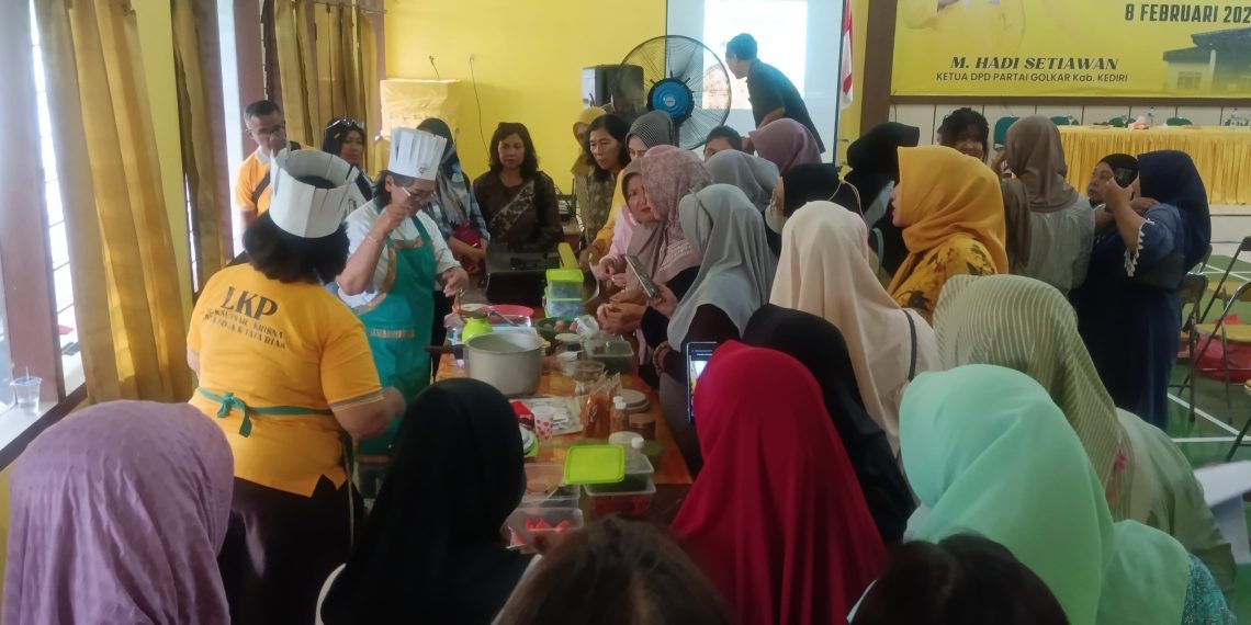 Reses di Kediri, Anggota DPRD Jatim Hadi Setiawan Serap Aspirasi UMKM dan Beri Pelatihan Masak untuk Ibu-Ibu
