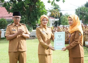 Pesan Mbak Wali Saat Serahkan SK Kenaikan Pangkat 32 ASN Kediri: Layani Warga dengan Senyum!