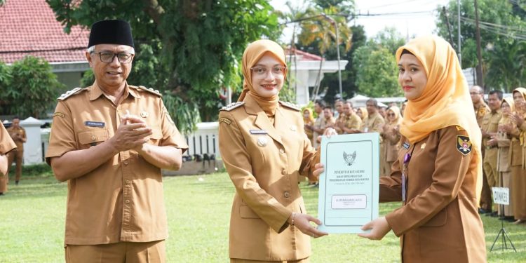 Pesan Mbak Wali Saat Serahkan SK Kenaikan Pangkat 32 ASN Kediri: Layani Warga dengan Senyum!
