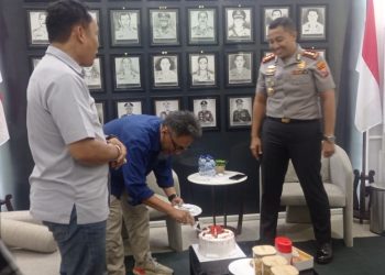 Kejutan HPN 2026, Kapolres Kediri Beri Kue Ulang Tahun dan Ajak PWI Kediri Raya Perkuat Kolaborasi