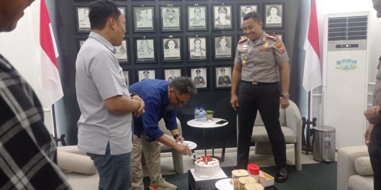 Kejutan HPN 2026, Kapolres Kediri Beri Kue Ulang Tahun dan Ajak PWI Kediri Raya Perkuat Kolaborasi