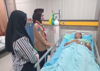 Evakuasi Tawon Vespa Berujung ICU, Mbak Wali Jenguk Komandan Regu Damkar Kota Kediri di RS Baptis