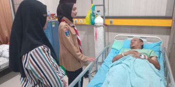 Evakuasi Tawon Vespa Berujung ICU, Mbak Wali Jenguk Komandan Regu Damkar Kota Kediri di RS Baptis