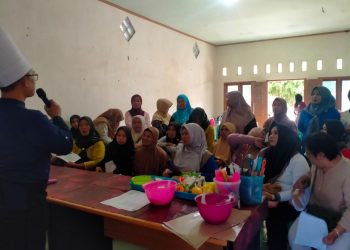 Ibu-Ibu Desa Gadungan Disulap Jadi Pengusaha Kue Lewat Program TMMD ke-127 Kediri