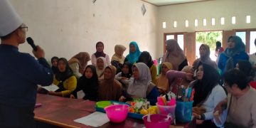 Ibu-Ibu Desa Gadungan Disulap Jadi Pengusaha Kue Lewat Program TMMD ke-127 Kediri
