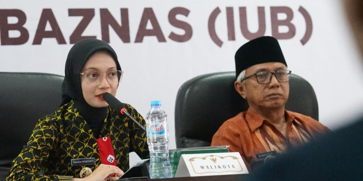 Wujudkan SDM Unggul, Wali Kota Vinanda Serahkan Beasiswa IUB Baznas kepada 40 Mahasiswa
