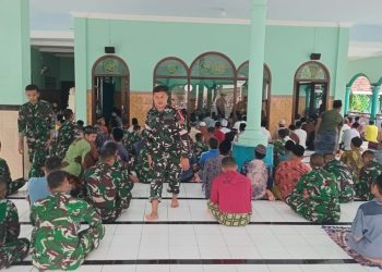 Kemanunggalan TNI-Rakyat di Masjid Baitul Huda, Satgas TMMD dan Warga Gadungan Sholat Jumat Berjamaah