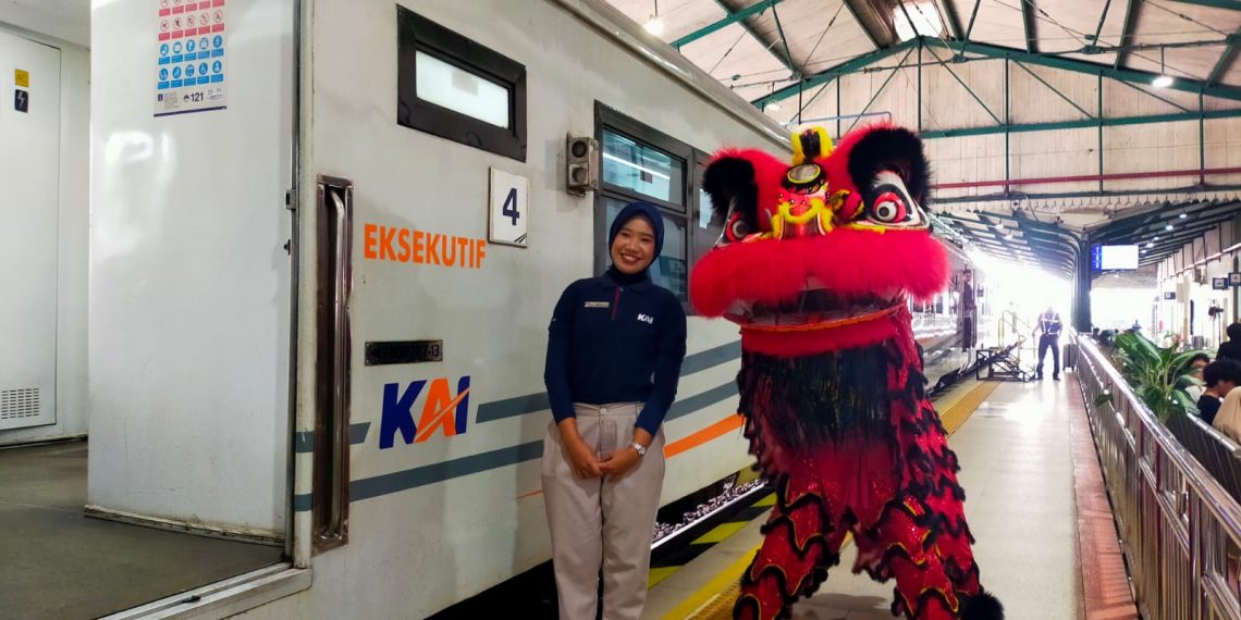 Rayakan Imlek 2577, KAI Daop 7 Madiun Hadirkan Atraksi Barongsai dan Catat Lonjakan Penumpang