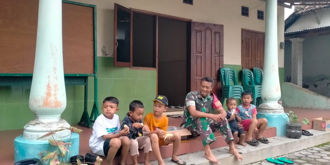 Sisi Humanis TMMD ke-127 di Kediri: Kedekatan Tanpa Sekat Prajurit TNI dan Anak-Anak Desa Gadungan