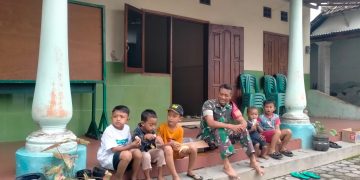 Sisi Humanis TMMD ke-127 di Kediri: Kedekatan Tanpa Sekat Prajurit TNI dan Anak-Anak Desa Gadungan