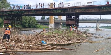 Lindungi Cagar Budaya, BPBD dan Tim Gabungan Bersihkan Tumpukan Sampah di Jembatan Brantas Lama