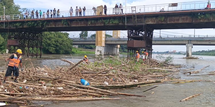 Lindungi Cagar Budaya, BPBD dan Tim Gabungan Bersihkan Tumpukan Sampah di Jembatan Brantas Lama
