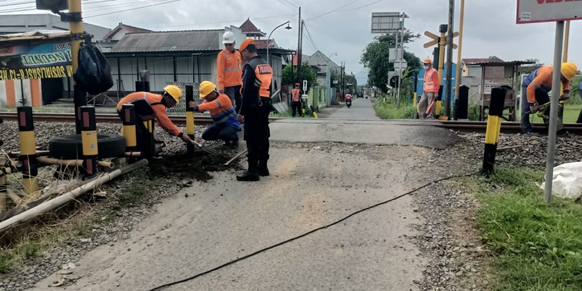 Cegah Kecelakaan Jelang Lebaran, KAI Daop 7 Madiun Persempit Perlintasan Sebidang di Tulungagung