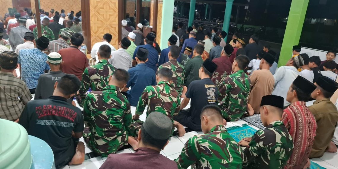 Potret Kemanunggalan: Satgas TMMD ke-127 Kediri Salat Tarawih Berjemaah Bersama Warga