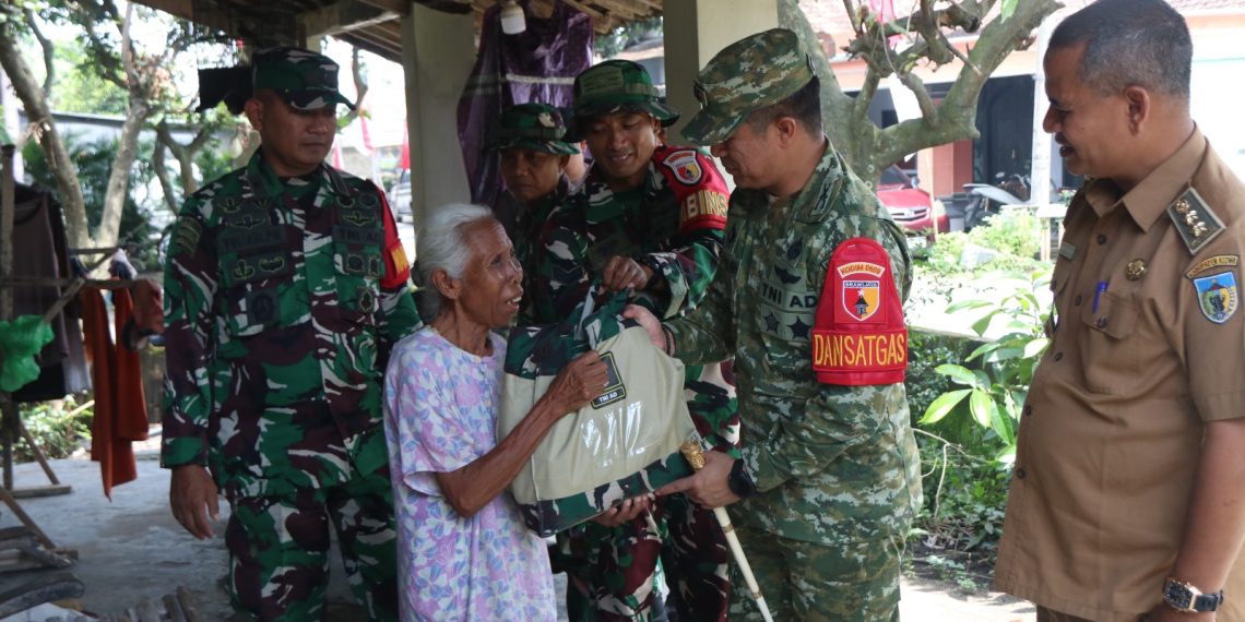 Aksi Sosial TMMD ke-127 Kediri: Dansatgas Salurkan Sembako bagi Penerima Manfaat Rutilahu